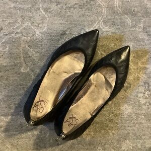 Donald Pliner Black leather flats